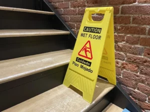 Un accidente de resbalón y caída puede causar lesiones graves, así que no dude en llamar a un abogado especializado en resbalones y caídas de inmediato.