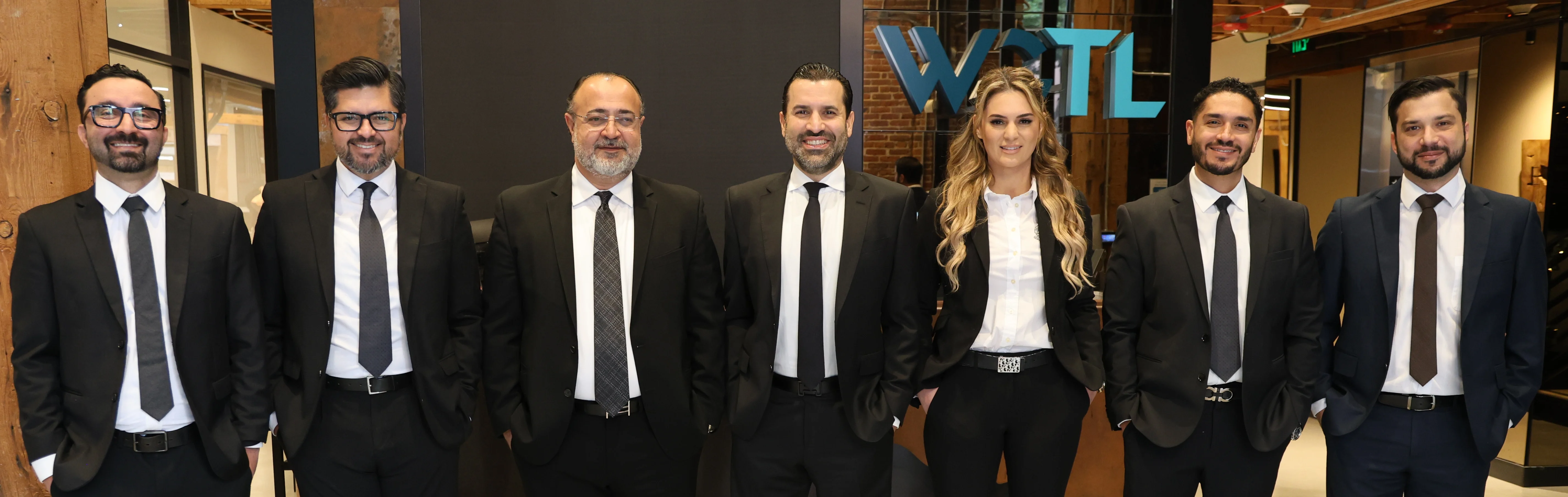 Una fila de abogados de West Coast Trial Lawyers.