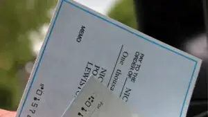 Una persona con dos cheques en la mano.